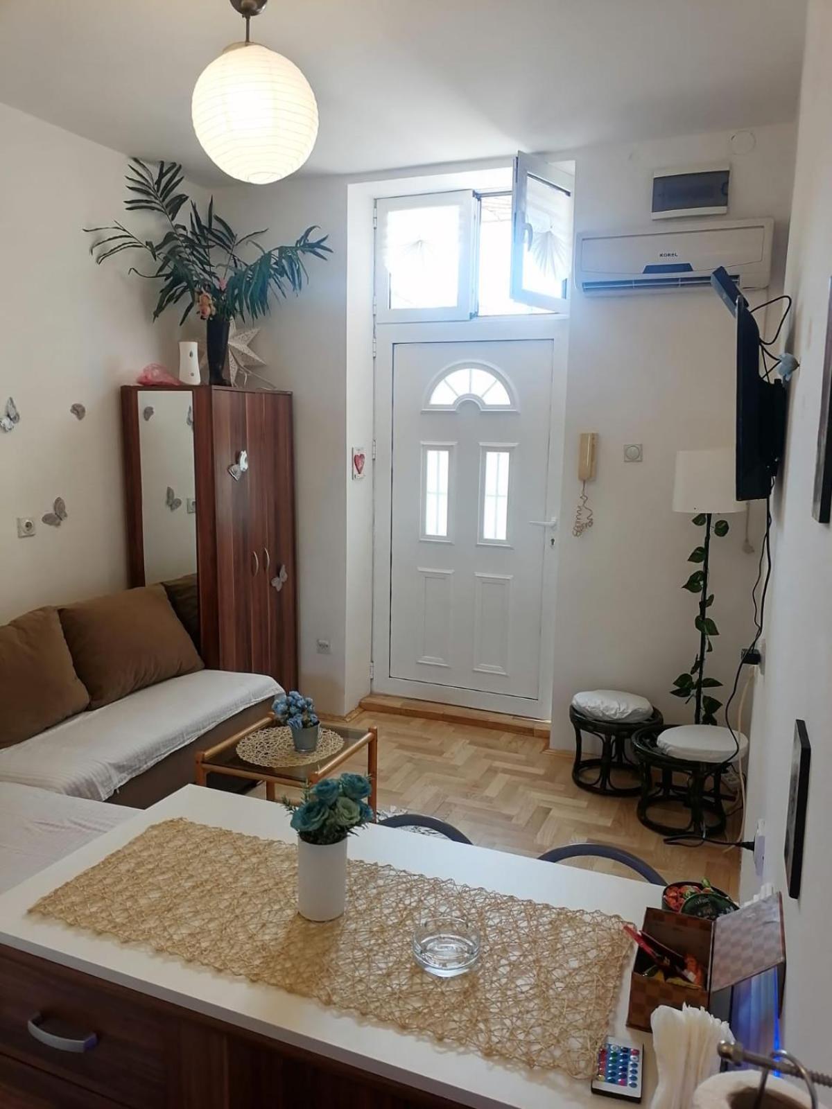 Small Low Cost Studio Βελιγράδι Εξωτερικό φωτογραφία