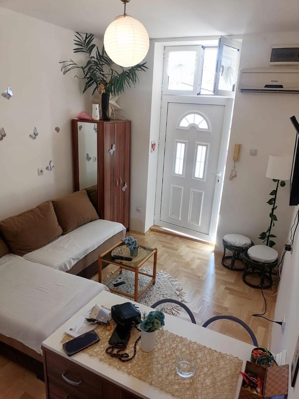 Small Low Cost Studio Βελιγράδι Εξωτερικό φωτογραφία